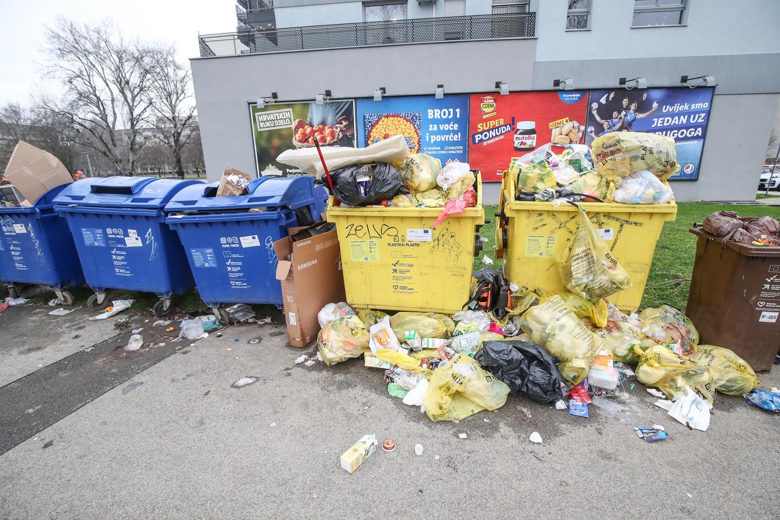 25.01.2023.., Zagreb - Kontejneri za otpad u zagrebackom naselju Savica. Zbog strajka radnika Cistoce na zagrebackim ulicama se gomila otpad. 

  Photo: Slavko Midzor/PIXSELL