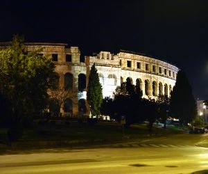 25.03.2017., Pula - Grad Pula se i ove godine odazvao inicijativi WWF (World Wide Fund For Nature), svjetskoj nevladinoj organizaciji za zastitu prirode, u akciji Sat za planet Zemlju gasenjem javne rasvjete oko Arene od 20.30 do 21.30 sati. rPhoto: Dusko Marusic/PIXSELL