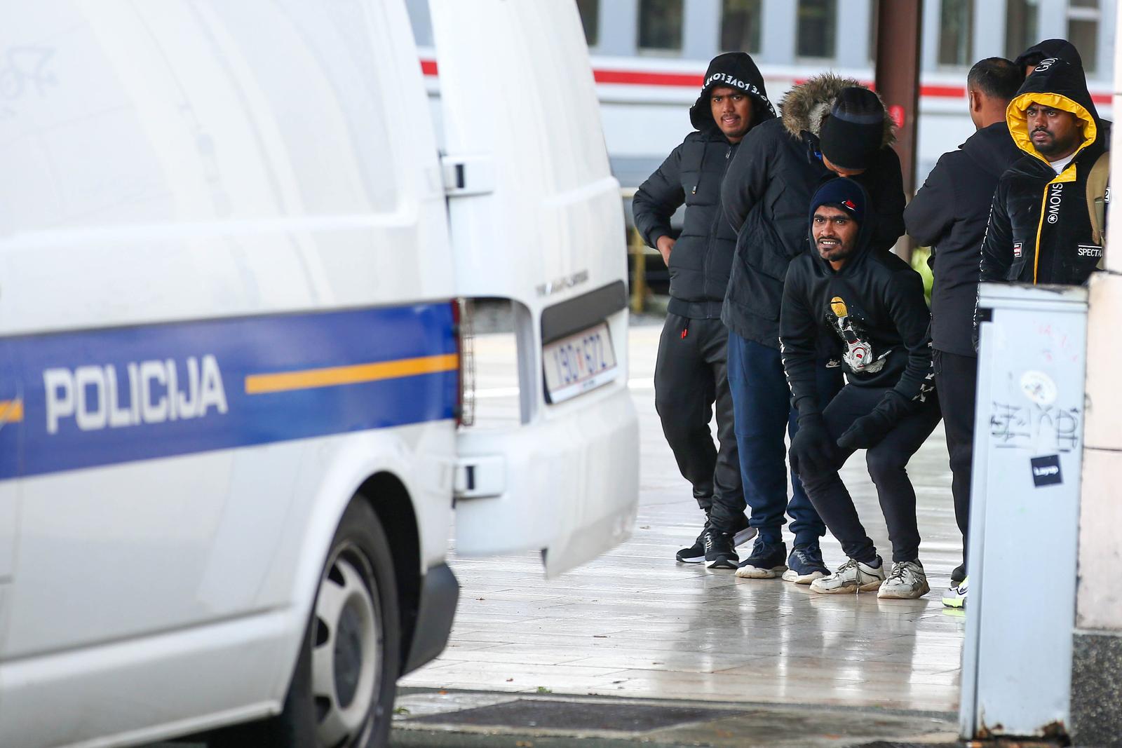 25.10.2022., Zagreb - Policija je na Glavnom kolodvoru pretrazila nekoliko migranata te ih nakon toga odvezla u policijskom kombiju Photo: Matija Habljak/PIXSELL