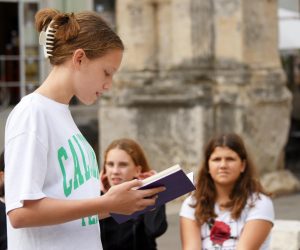 25.10.2022., Pula - Povodom Mjeseca hrvatske knjige, te 100-te obljetnice rodjenja Vesne Parun, pulska Gradska knjiznica i citaonica, na cetiri je lokacije u gradu organizirala citanje djela nase pjesnikinje. Photo: Sasa Miljevic/PIXSELL