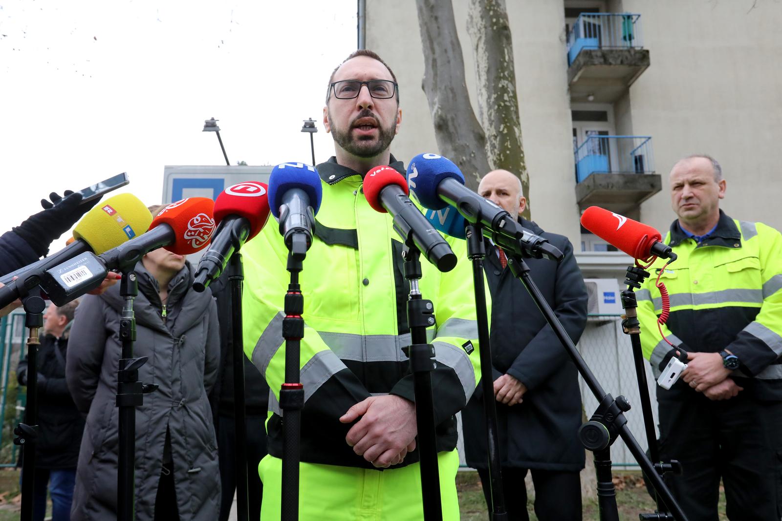 26.01.2023., Zagreb - Postignut je dogovor radnika Cistoce i gradonacelnika Tomislava Tomasevica koji je navodno obecao radnicima ispunit zahtjeve i uz do sada prihvacenih 5 zahtjeva potpsian je sporazum za pregovaranje o ostalih 6.
 Photo: Robert Anic/PIXSELL