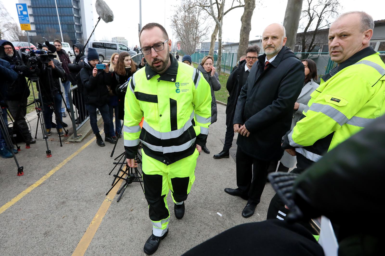 26.01.2023., Zagreb - Postignut je dogovor radnika Cistoce i gradonacelnika Tomislava Tomasevica koji je navodno obecao radnicima ispunit zahtjeve i uz do sada prihvacenih 5 zahtjeva potpsian je sporazum za pregovaranje o ostalih 6.
 Photo: Robert Anic/PIXSELL