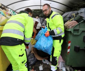 26.01.2023., Zagreb - Postignut je dogovor radnika Cistoce i gradonacelnika Tomislava Tomasevica  koji je osobno krenuo cistit ulice ustvrdivsi da je na edukaciji kao pomocni radnik.  Photo: Robert Anic/PIXSELL