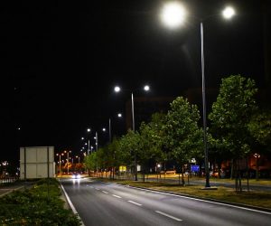 25.07.2022., Slavonski Brod - Gradska uprava izvjestila je Brodjane kratkim priopcenjem u kojem navode kako zapocinju s mjerama stednje elektricne energije. Redukciju i gasenje dijela javne rasvjete (za cak 50 posto, pa i vise) u Gradskoj upravi pravdaju povecanjem cijena struje, te da ce od ponedjeljka, 25. srpnja 2022. godine zapoceti s mjerama stednje elektricne energije na sustavu javne rasvjete. Ovisno o tehnickim mogucnostima, rasvjetna mjesta iskljucit ce se u svim dijelovima grada na nacin da ce se iskljuciti svaka druga svjetiljka, a tamo gdje ne postoji mogucnost iskljucenja svake druge svjetiljke mjere stednje izvrsit ce se na nacin da ce se nakon 23,00 sata javna rasvjeta ugasiti u potpunosti. Photo: Ivica Galovic/PIXSELL