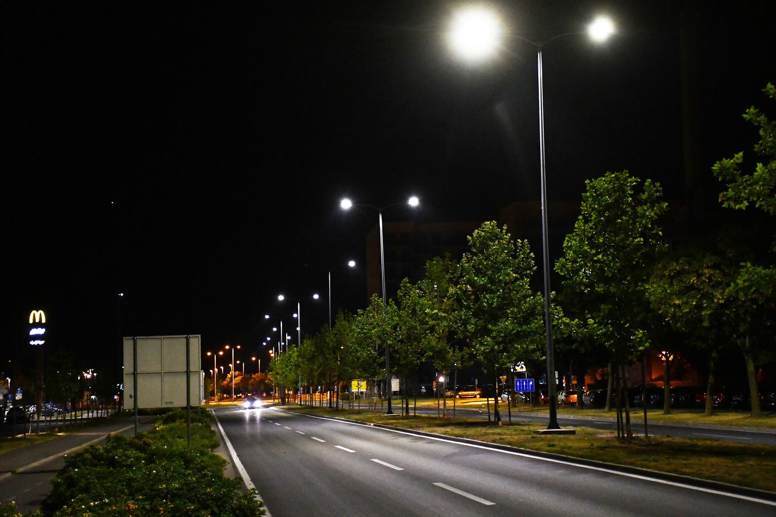 25.07.2022., Slavonski Brod - Gradska uprava izvjestila je Brodjane kratkim priopcenjem u kojem navode kako zapocinju s mjerama stednje elektricne energije. Redukciju i gasenje dijela javne rasvjete (za cak 50 posto, pa i vise) u Gradskoj upravi pravdaju povecanjem cijena struje, te da ce od ponedjeljka, 25. srpnja 2022. godine zapoceti s mjerama stednje elektricne energije na sustavu javne rasvjete. Ovisno o tehnickim mogucnostima, rasvjetna mjesta iskljucit ce se u svim dijelovima grada na nacin da ce se iskljuciti svaka druga svjetiljka, a tamo gdje ne postoji mogucnost iskljucenja svake druge svjetiljke mjere stednje izvrsit ce se na nacin da ce se nakon 23,00 sata javna rasvjeta ugasiti u potpunosti. Photo: Ivica Galovic/PIXSELL