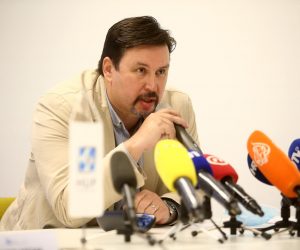 26.11.2020., Zagreb - Hrvatske udruge poslodavaca te drugih ugostiteljskih i poslodavackih udruzenja, na konferenciji za medije iznijeli prijedloge mjera kojima bi se ublazio ucinak zatvaranja poslovanja, zbog vladinih mjera suzbijanja epidemije koronavirusa koje se ticu ugostiteljstva. Na konferenciji za medije sudjelovali su predstavnici HUP-a, Nacionalne udruge ugostitelja, Udruzenja ugostitelja Zagreb i Udruge Glas poduzetnika. Hrvoje Bujas. rPhoto: Matija Habljak/PIXSELL