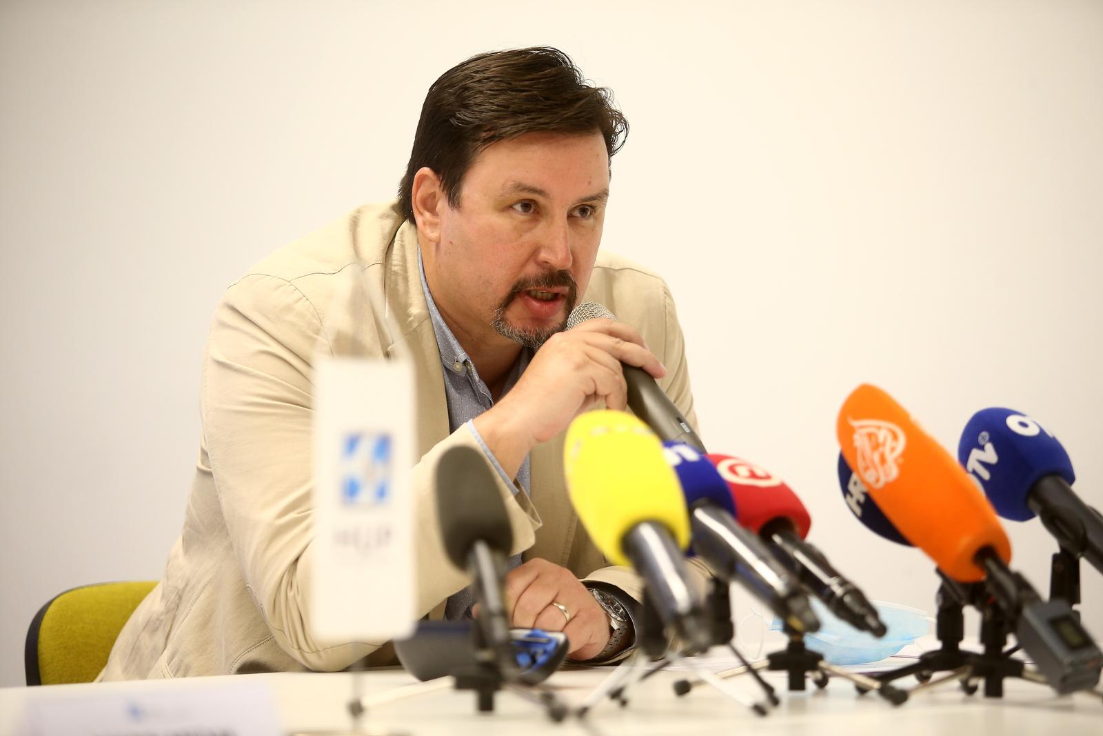 26.11.2020., Zagreb - Hrvatske udruge poslodavaca te drugih ugostiteljskih i poslodavackih udruzenja, na konferenciji za medije iznijeli prijedloge mjera kojima bi se ublazio ucinak zatvaranja poslovanja, zbog vladinih mjera suzbijanja epidemije koronavirusa koje se ticu ugostiteljstva. Na konferenciji za medije sudjelovali su predstavnici HUP-a, Nacionalne udruge ugostitelja, Udruzenja ugostitelja Zagreb i Udruge Glas poduzetnika. Hrvoje Bujas. rPhoto: Matija Habljak/PIXSELL