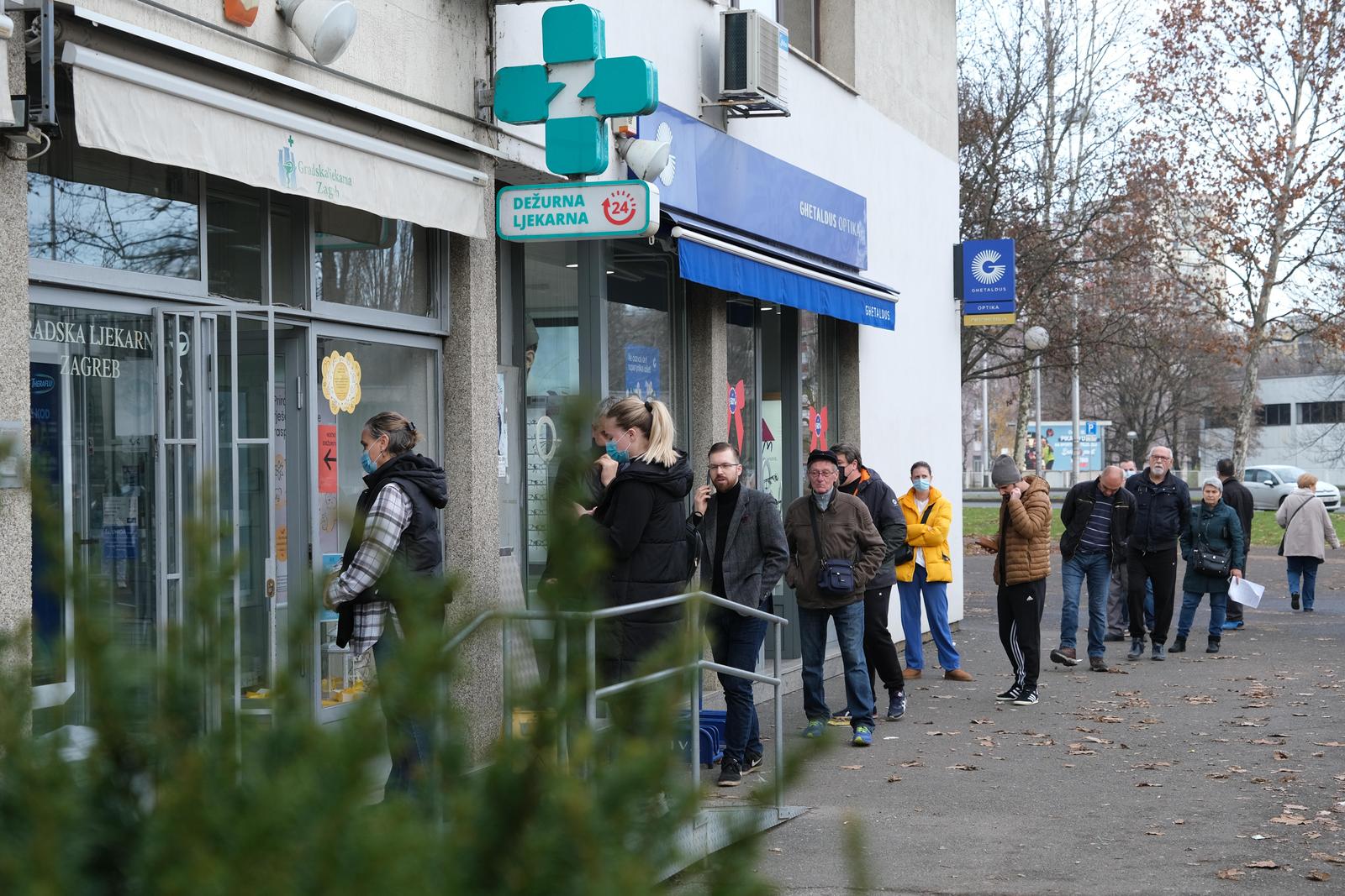 26.12.2022., Zagreb - Ispred dezurne ljekarne u Sigetu se stvorila guzva. Photo: Slaven Branislav Babic/PIXSELL