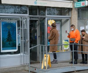 26.12.2022., Zagreb - Ispred dezurne ljekarne u Sigetu se stvorila guzva. Photo: Slaven Branislav Babic/PIXSELL