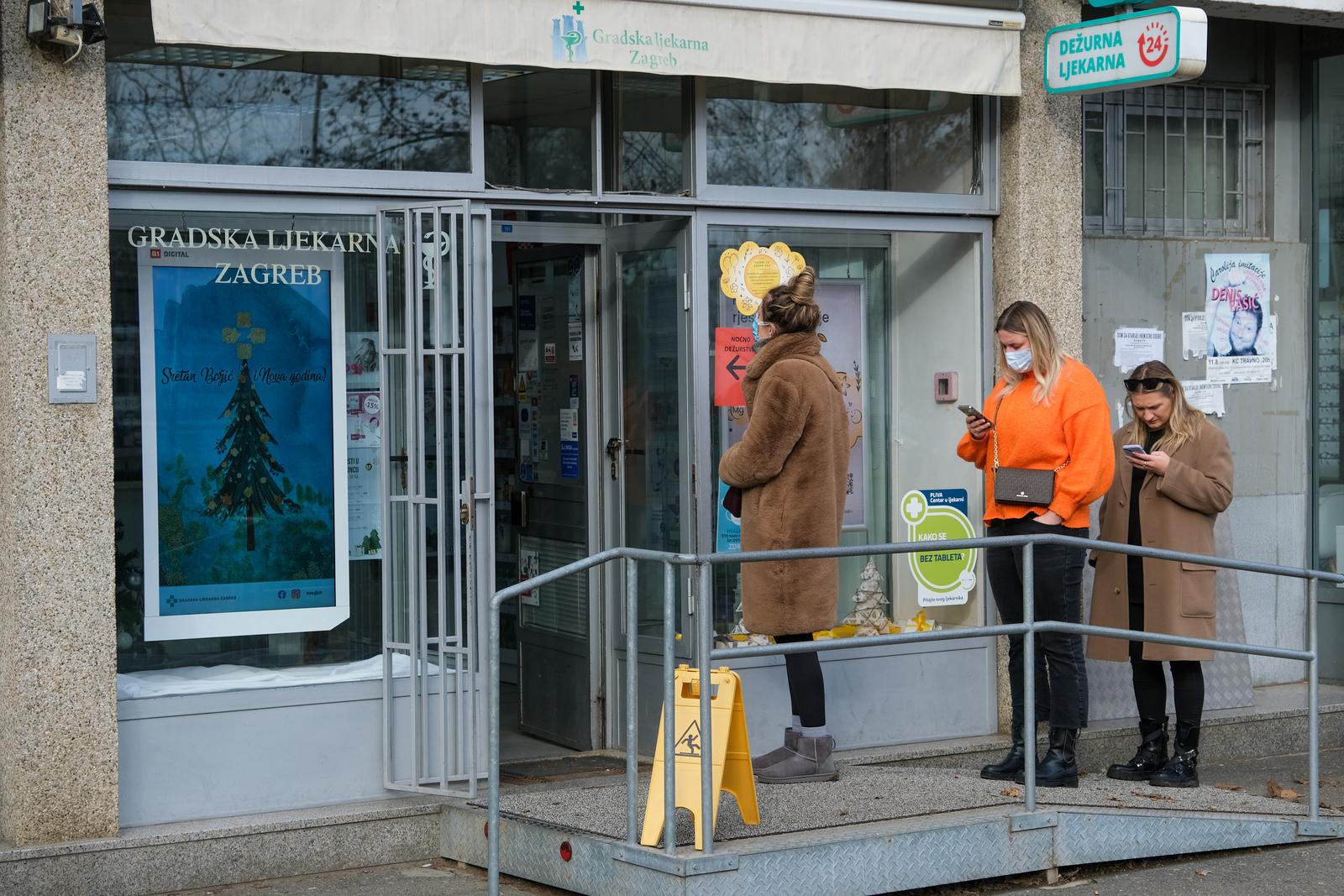 26.12.2022., Zagreb - Ispred dezurne ljekarne u Sigetu se stvorila guzva. Photo: Slaven Branislav Babic/PIXSELL
