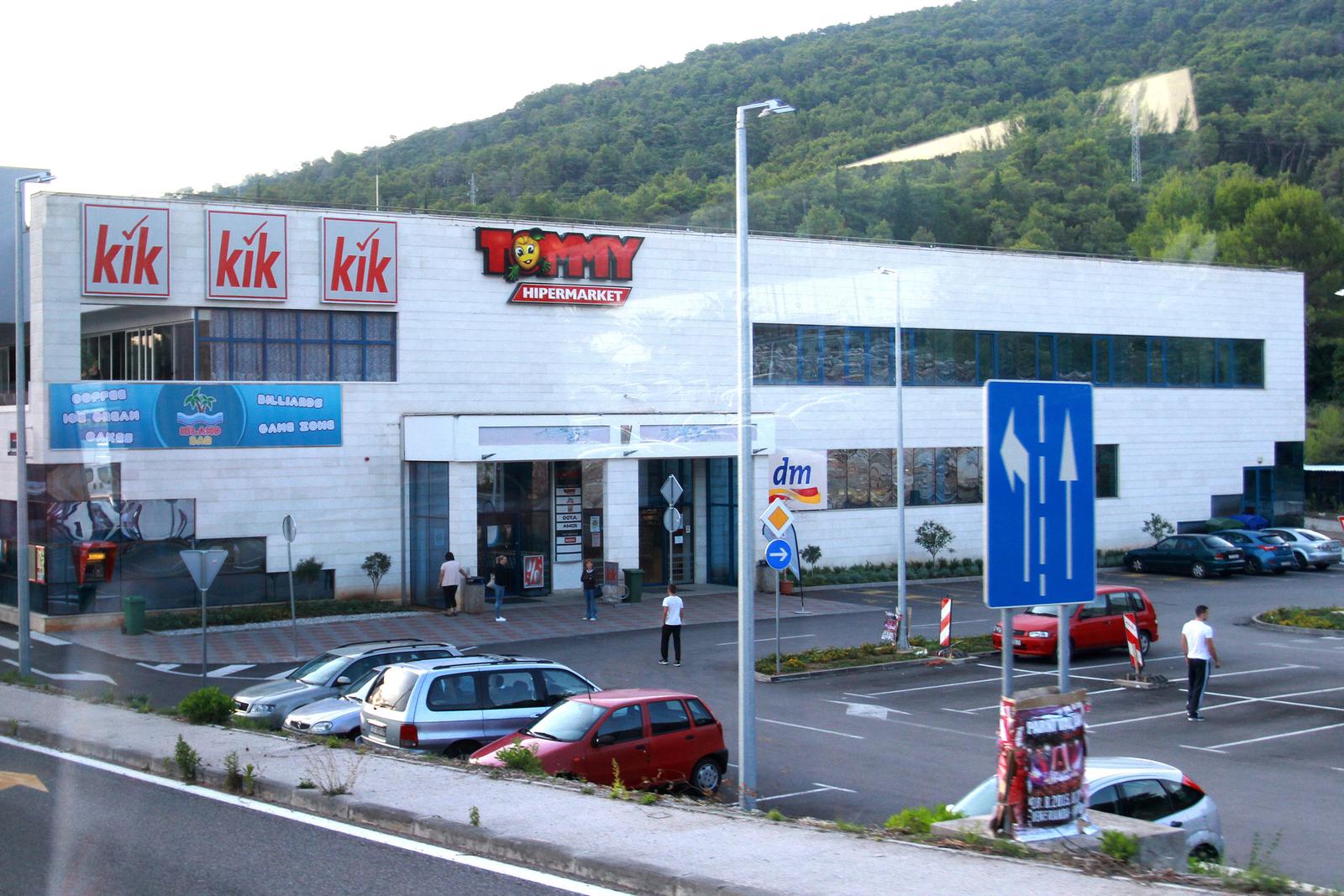 25.08.2015., Hvar - Hipermarket Tommy u Starom gradu. "n Photo: Miranda Cikotic/PIXSELL