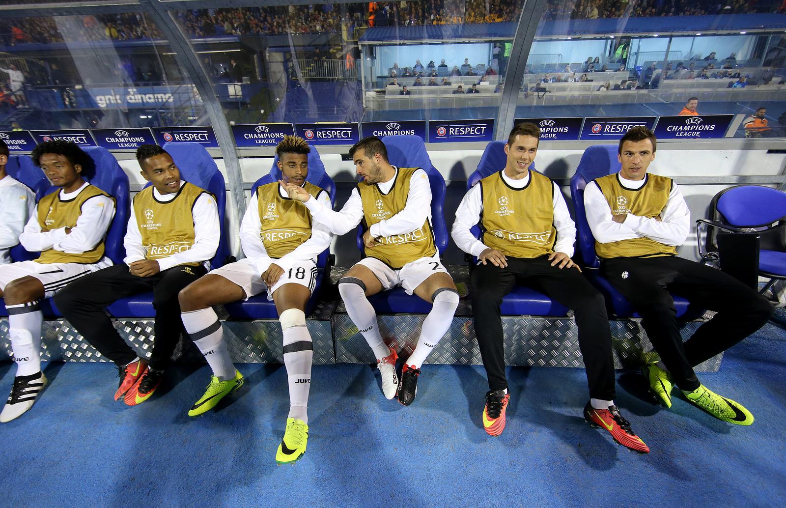 27.09.2016., stadion Maksimir, Zagreb - Liga prvaka, skupina H, 2. kolo, GNK Dinamo - Juventus FC. Marko Pjaca, Mario Mandzukic, Mario Lemina."nPhoto: Igor Kralj/PIXSELL