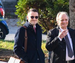 27.10.2021., Zagreb - Branimir Glavas sa sinom Filipom, koji mu je i odvjetnik, ispred Opcinskog kaznenog suda u Ilici ceka pocetak sudjenja.   Photo: Josip Regovic/PIXSELL
