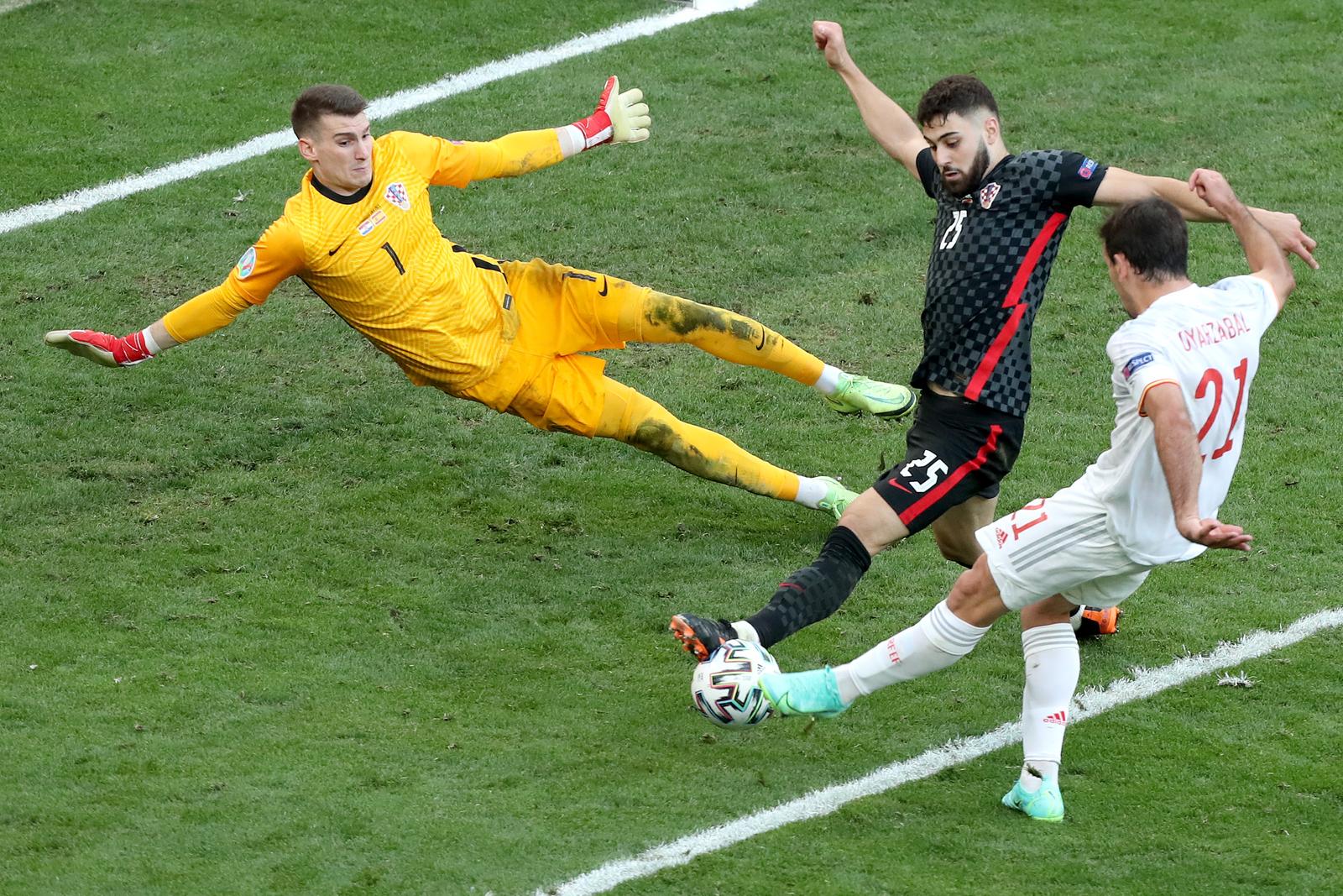 28.06.2021., Kopenhagen, Danska - Stadion Parken. UEFA Europsko prvenstvo 2020, osmina finala, Hrvatska - Spanjolska. Dominik Livakovic,Josko Gvardiol,Mikel Oyarzabal"nPhoto: Luka Stanzl/PIXSELL