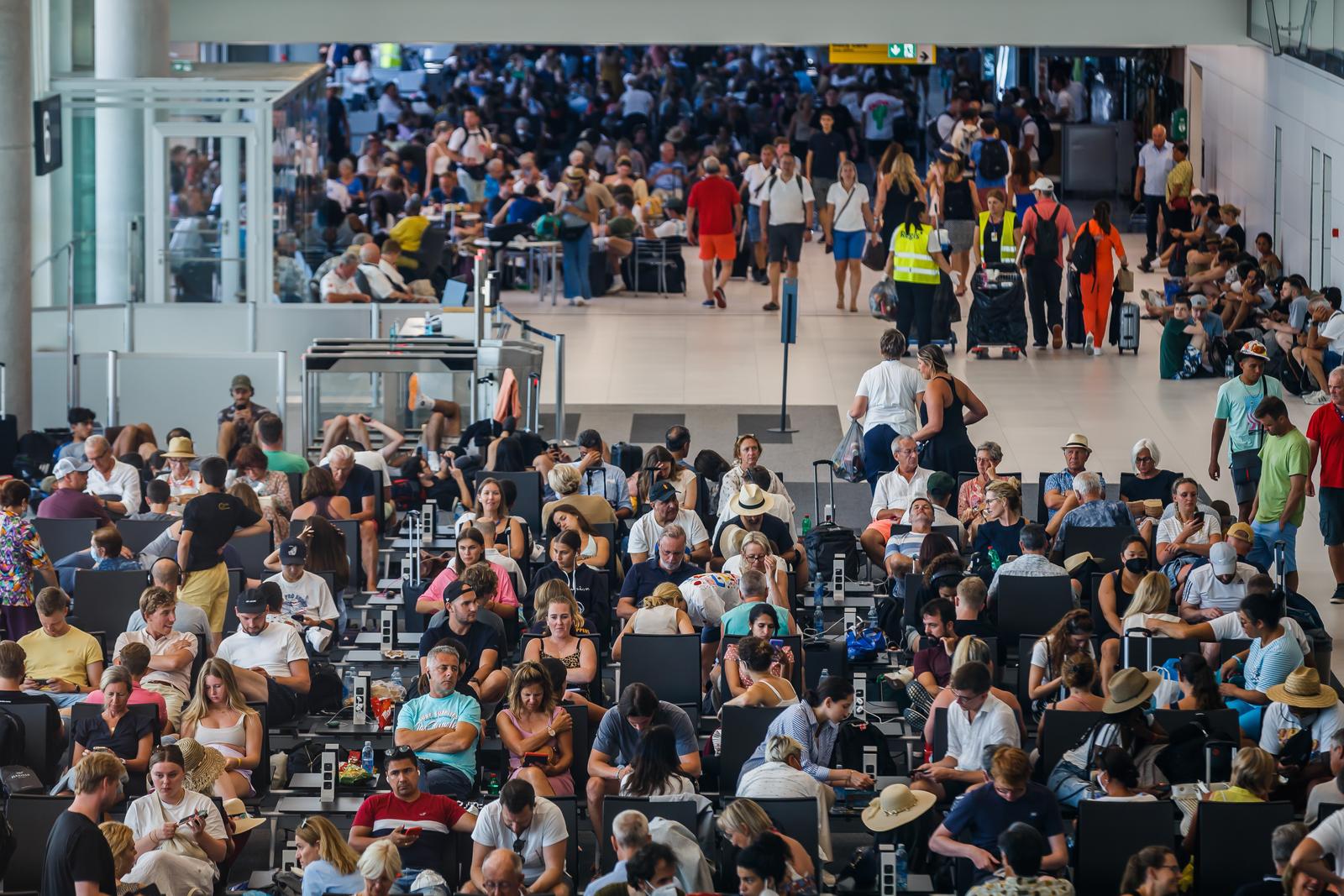 02.07.2022., Kastel Stafilic - Guzva u zracnoj luci Split.
Prvog vikenda u Srpnju u dva dana Zracna Luka Split imat ce promet od 49 000 putnika te 205 aviona u operaciji dolaska i odlaska. Photo: Zvonimir Barisin/PIXSELL