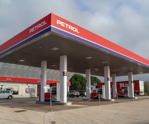 28.12.2022.., Pula - Prodajna mjesta Petrol i Crodux zatvorena su od 12 do 13 sati,iosim benzinskih postaja na autocestama i pomorskom dobru, iz protesta zbog ogranicavanja cijena goriva. 
 Photo: Srecko Niketic/PIXSELL