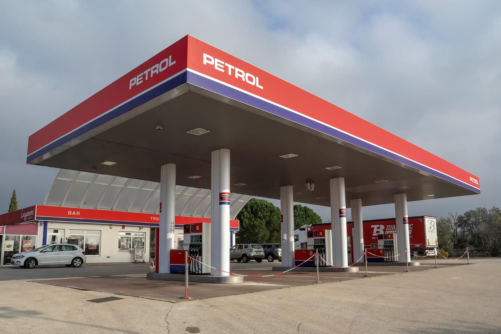 28.12.2022.., Pula - Prodajna mjesta Petrol i Crodux zatvorena su od 12 do 13 sati,iosim benzinskih postaja na autocestama i pomorskom dobru, iz protesta zbog ogranicavanja cijena goriva. 
 Photo: Srecko Niketic/PIXSELL