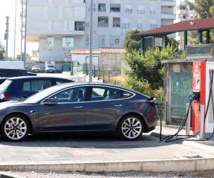 29.07.2022., Sibenik - Od sutra novim Zakonom o sigurnosti prometa na cestama uredjuje se i pitanje punionica elektricnih vozila i zabrana parkiranja ostalih vozila na tim mjestima.Ta mjesta su sve cesce na cestama, benzinskim postajama i uz razne hotele, trgovacke centre i druge frekventne objekte, pa su ih pojedini vozaci koriste kao besplatna parkiralista.Sada je ovo pitanje napokon i zakonski regulirano.Zabranjeno je parkiranje na javno dostupnim punionicama za elektricna vozila. 
  Photo: Dusko Jaramaz/PIXSELL