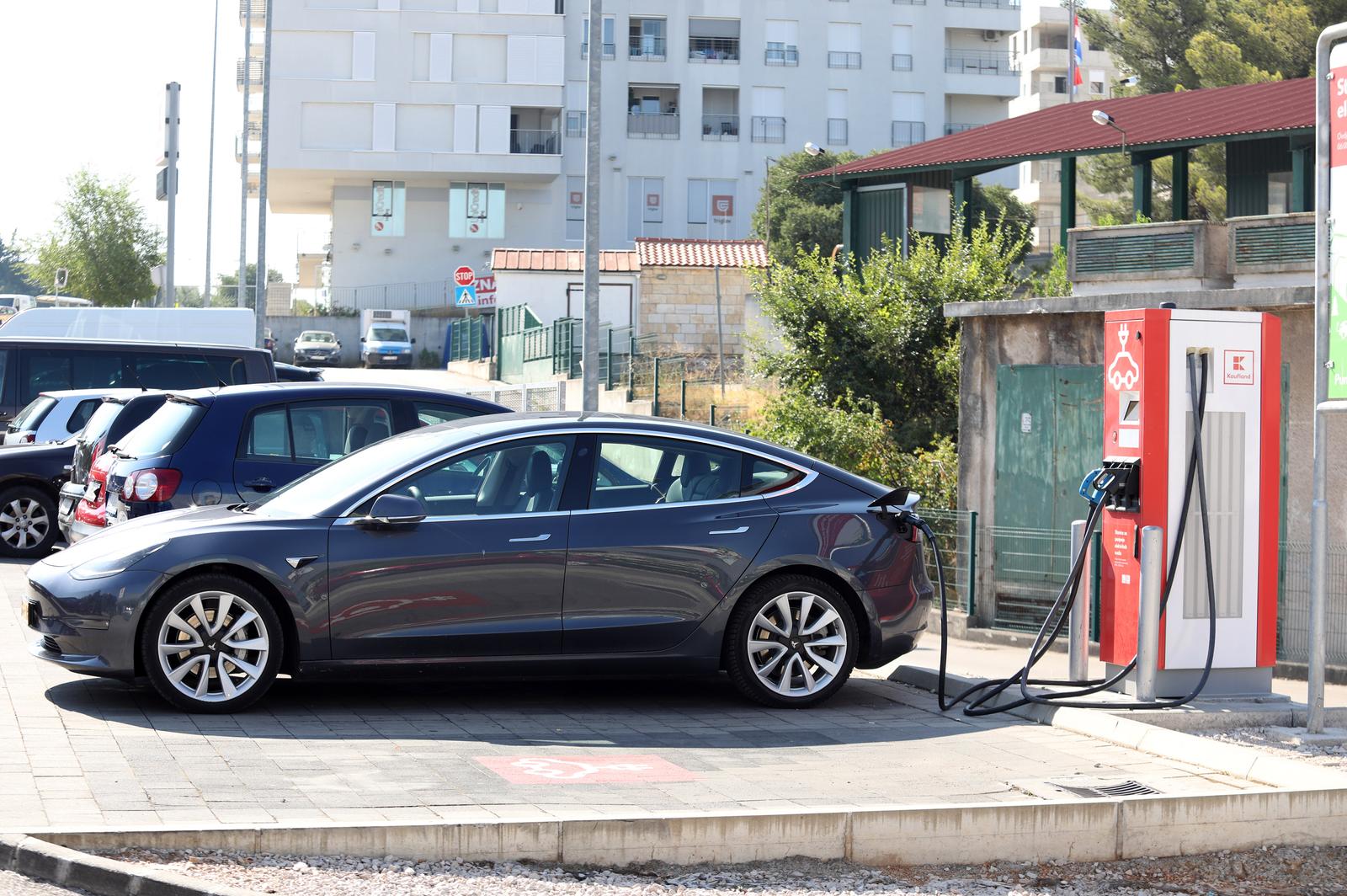 29.07.2022., Sibenik - Od sutra novim Zakonom o sigurnosti prometa na cestama uredjuje se i pitanje punionica elektricnih vozila i zabrana parkiranja ostalih vozila na tim mjestima.Ta mjesta su sve cesce na cestama, benzinskim postajama i uz razne hotele, trgovacke centre i druge frekventne objekte, pa su ih pojedini vozaci koriste kao besplatna parkiralista.Sada je ovo pitanje napokon i zakonski regulirano.Zabranjeno je parkiranje na javno dostupnim punionicama za elektricna vozila. 
  Photo: Dusko Jaramaz/PIXSELL