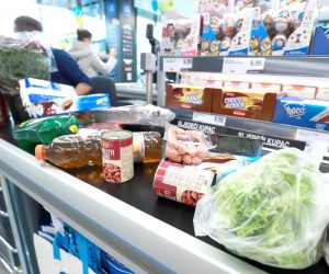 29.10.2020., Zagreb  - Otvorenje supermarketa Eurospin. Nakon otvorenih poslovnica u Zadru, Pozegi, Samoboru i Velikoj Gorici, Eurospin je otvorio svoja vrata vrijednim kupcima i u Zagrebu. Svecanu ceremoniju rezanja vrpce uprilicio je Luka Bulic a poslovnicu je posjetila i Doris Pincic. Photo: Sanjin Strukic/PIXSELL