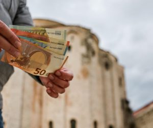 29.12.2022., Zadar -  Od 1. sijecnja 2023. euro će postati sluzbena valuta u Hrvatskoj i nakon 29 godina zamijeniti kunu.  Photo: Sime Zelic/PIXSELL