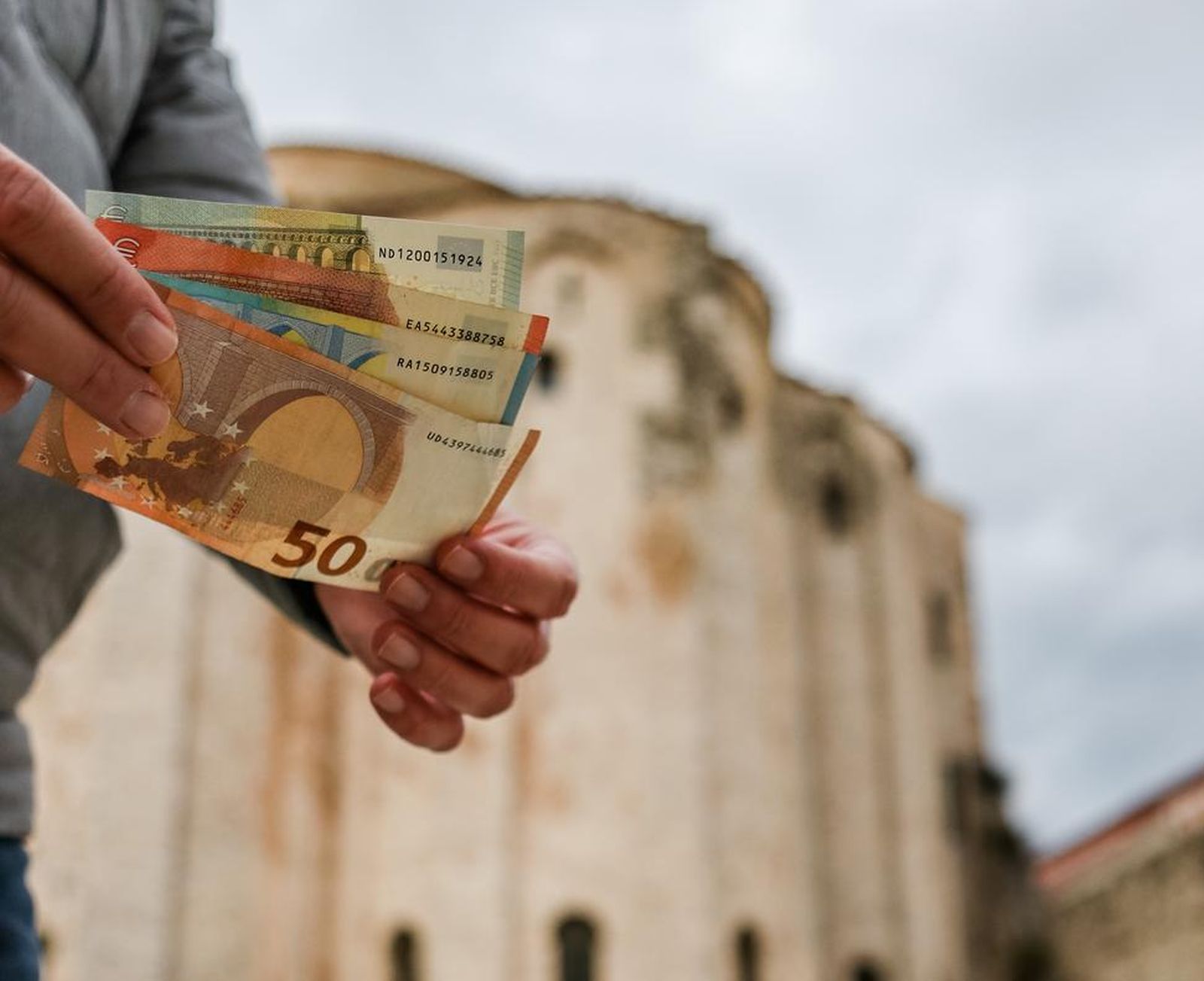 29.12.2022., Zadar -  Od 1. sijecnja 2023. euro će postati sluzbena valuta u Hrvatskoj i nakon 29 godina zamijeniti kunu.  Photo: Sime Zelic/PIXSELL
