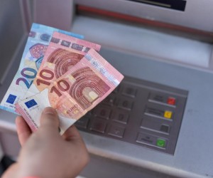 29.12.2022., Zagreb - Podizanje Eura na bankomatima u apoenima od 10 i 20. Photo: Igor Soban/PIXSELL