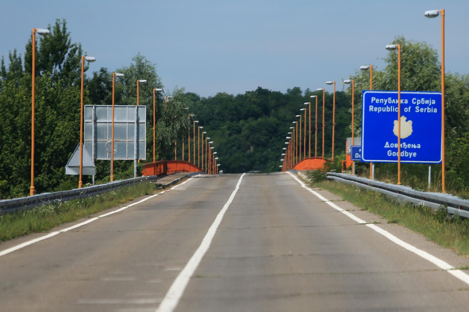 30.06.2016., Batina - Granicni prijelaz Batina koji je zatvoren iz sigurnosnih razloga zbog migranata. Tijekom danasnjeg dana na samom mostu bit ce postavljena ograda.rPhoto: Davor Javorovic/PIXSELL