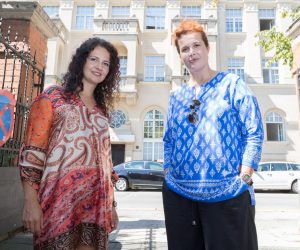 30.08.2017., Zagreb - Sestre Anita i Ivona Juka prosvjeduju ispred Ministarstva kulture zbog prijedloga novog zakona o audiovizualnim djelatnostima. rPhoto: Davor Puklavec/PIXSELL
