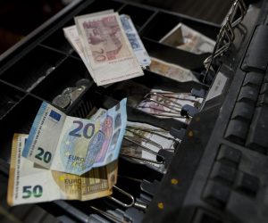 30.12.2022., Zagreb - ILUSTRACIJA- Pocetni paket za poslovne subjekte. HNB je za poslovne subjekte u procesu predopskrbe  ducana, obrta, ugostitelja  pripremio vrecicu s kovanicama eura u svim apoenima. Vrecica sadrzi 525 kovanica, u apoenima 1cent, 2cent, 5 cent, 10 cent, 20 cent, 50,centi, 1, euro, 2 euro.Vrijedna 145,50 eura i teska 2.380 kg.
Svaki  mali poslovni subjekt imao je pravo na zamjenu 10 paketa kuna u euro, ali mnogi nisu uspijeli doci do svojih paketa. Photo: Zeljko Lukunic/PIXSELL