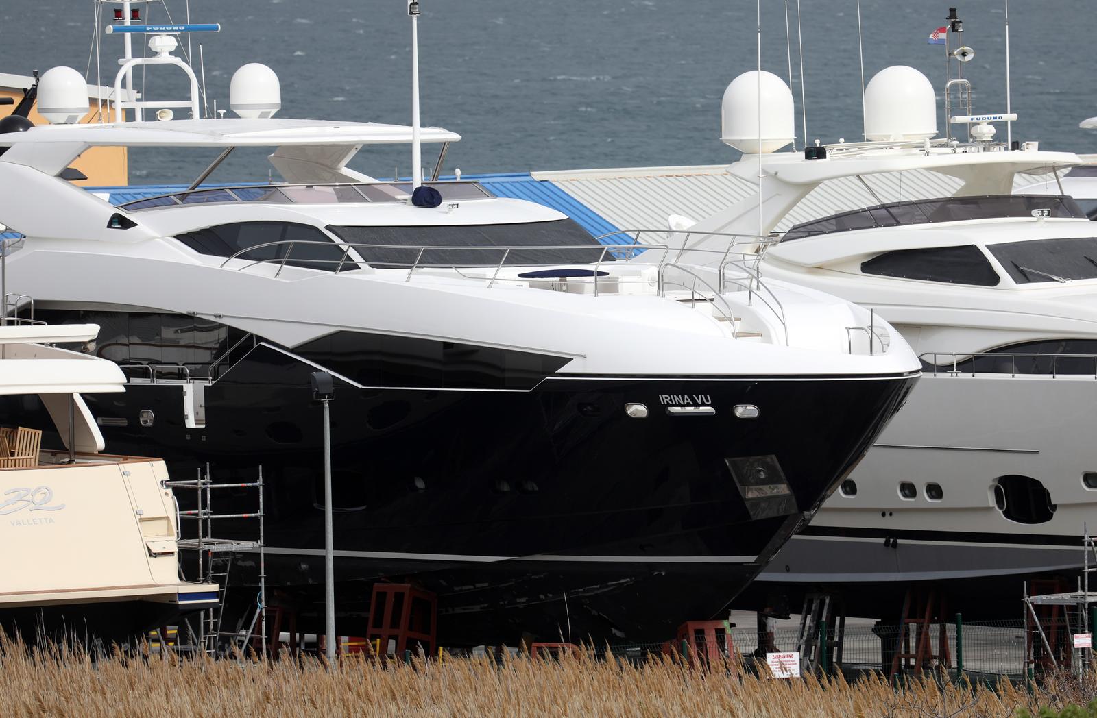 Luksuzna jahta Irina VU trenutno se nalazi na kopnu pokraj marine Betina na otoku Murteru. Photo: Dusko Jaramaz/PIXSELL