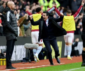 Soccer Football - Premier League - Aston Villa v Manchester United - Villa Park, Birmingham, Britain - November 6, 2022 Aston Villa manager Unai Emery celebrates after Jacob Ramsey scores their third goal as Manchester United manager Erik ten Hag looks on REUTERS/Carl Recine EDITORIAL USE ONLY. No use with unauthorized audio, video, data, fixture lists, club/league logos or 'live' services. Online in-match use limited to 75 images, no video emulation. No use in betting, games or single club /league/player publications.  Please contact your account representative for further details.     TPX IMAGES OF THE DAY Photo: Carl Recine/REUTERS