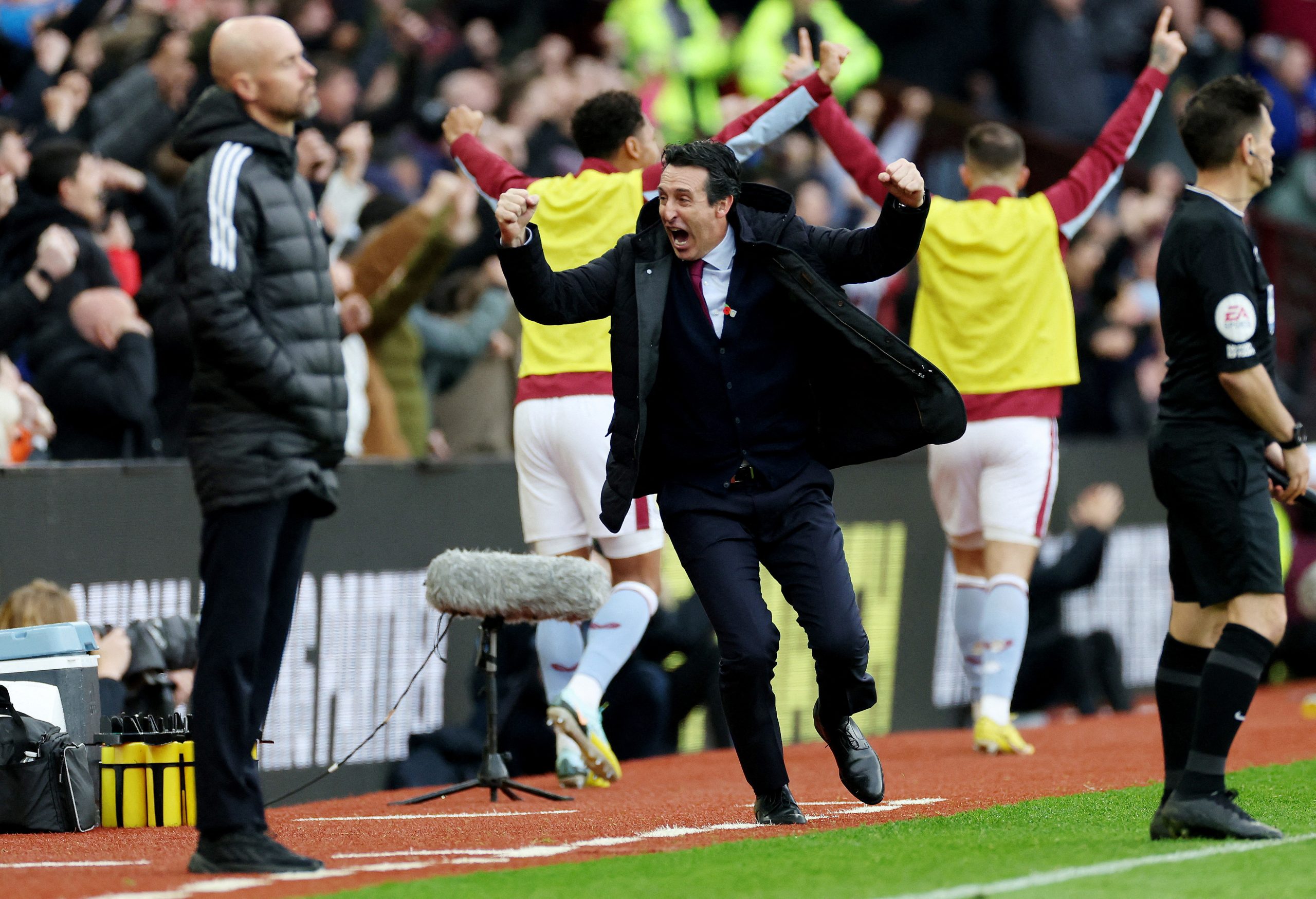 Soccer Football - Premier League - Aston Villa v Manchester United - Villa Park, Birmingham, Britain - November 6, 2022 Aston Villa manager Unai Emery celebrates after Jacob Ramsey scores their third goal as Manchester United manager Erik ten Hag looks on REUTERS/Carl Recine EDITORIAL USE ONLY. No use with unauthorized audio, video, data, fixture lists, club/league logos or 'live' services. Online in-match use limited to 75 images, no video emulation. No use in betting, games or single club /league/player publications.  Please contact your account representative for further details.     TPX IMAGES OF THE DAY Photo: Carl Recine/REUTERS