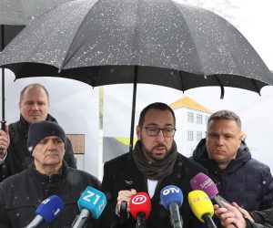 19.01.2023., Zagreb, Cucerje - Gradonacelnik Grada Zagreba Tomislav Tomasevic, sa zamjenikom Lukom Korlaetom, polozio je kamen temeljac za izgradnju novog Drustvenog doma Cucerje na Trgu Sv. Marije Cucerske. Photo: Marko Prpic/PIXSELL