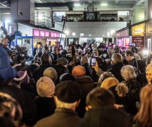 Zagreb, 21.1.2023 -  Zagrebački solisti u zatvorenom dijelu tržnice Dolac od 11 sati održali su tradicionalni besplatni mini koncert za građane. Ovogodišnji nastup posvećen je 100. godišnjici rođenja Ive Robića.
Foto Hina/ Dario GRZELJ/ dag