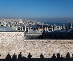 epa10386422 Shadows of tourists are cast on a wall in the courtyard of the Suleymaniye Mosque on a sunny day in Istanbul, Turkey, 02 January 2023.  EPA/ERDEM SAHIN