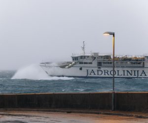 22.11.2022., Split - Zbog olujnog juga u prekidu su sve katamaranske te vecina trajektnih linija prema otocima.
Photo: Miroslav Lelas/PIXSELL Photo: Miroslav Lelas/PIXSELL