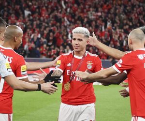 epa10407533 SL Benfica's player Enzo Fernandez is greeted by is teammates after receiving a medal of honor after winning the Qatar World Cup with Argentina, before the Portuguese Primeira Liga soccer match between SL Benfica and Sporting CP, in Lisbon, Portugal, 15 January 2023.  EPA/JOSE SENA GOULAO