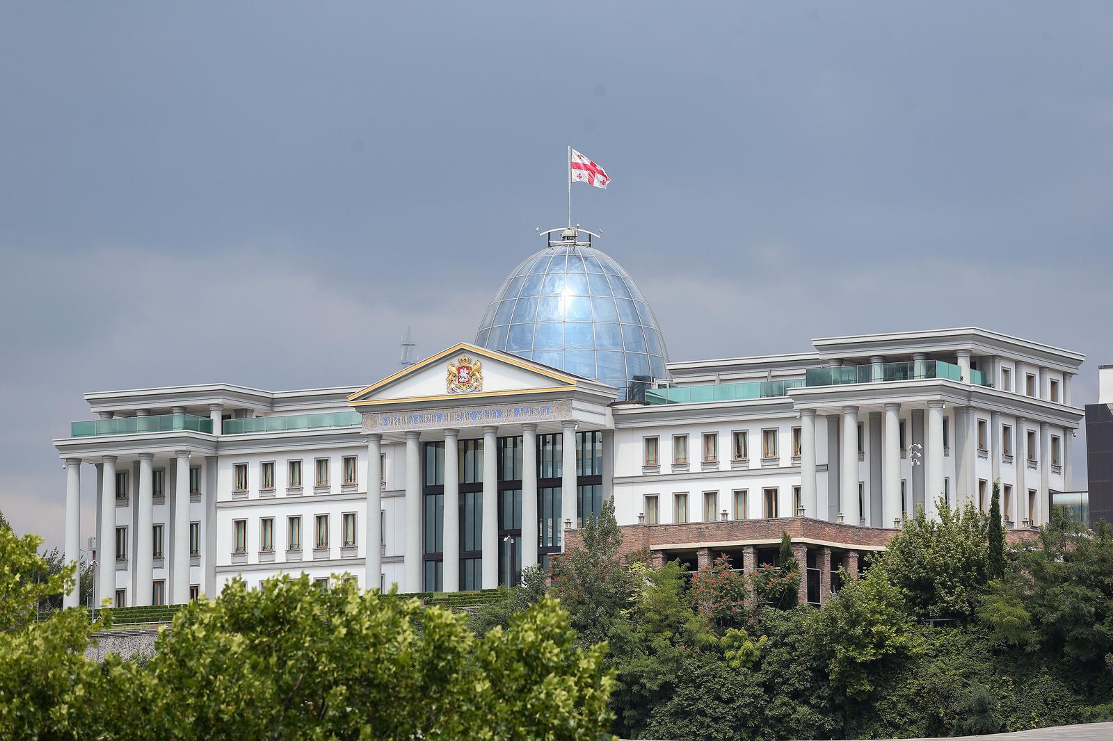 23.07.2019., Tbilisi, Gruzija  - Tbilisi je glavni grad Gruzije. Nalazi se u srednjem Zakavkazju, u dolini rijeke Kure. Tbilisi je industrijsko, prometno i kulturno srediste Gruzije. Razvijen je turizam, prehrambena, metalna, kemijska, drvna, tekstilna i elektrotehnicka industrija. Tbilisi je 458. godine osnovao Vakhtang I. Gorgasali, kralj Kavkaske Iberije, drzave prethodnice danasnje Gruzije. Sagradio ga je na mjestu gdje je tijekom lova pronasao izvor termalne vode. Zbog toga ime grada u prijevodu znaci Vruce mjesto. U 6. st. je kralj Dachi I Ujarmeli preselio prijestolnicu iz grada Mtskhete u Tbilisi. Predsjednicka palaca Photo: Luka Stanzl/PIXSELL