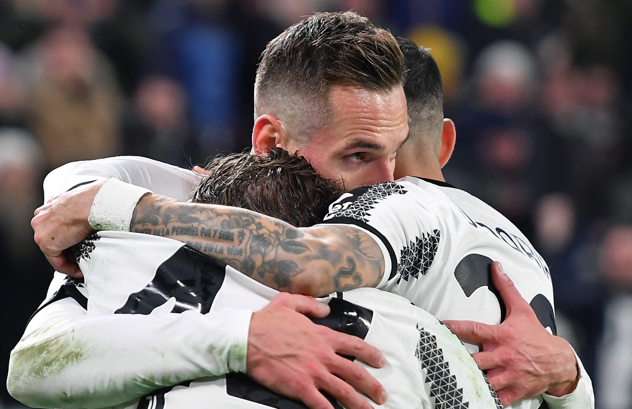 epa10423881 Juventus' Arkadius Milik (C) jubilates after scoring the 2-1 lead during the Italian Serie A soccer match Juventus FC vs Atalanta Bergamasca Calcio at the Allianz Stadium in Turin, Italy, 22 January 2023.  EPA/ALESSANDRO DI MARCO