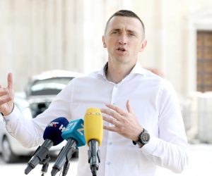 24.06.2022., Zagreb - Ivan Penava, predsjednik Domovinskog pokreta, odrzao je konferenciju za medije ispred Katedrale Uznesenja Blazene Djevice Marije i svetih Stjepana i Ladislava na Kaptolu. Tema konferencije za medije bila je prisilno nametanje globalistickih ideja u svrhu mijenjanja hrvatskog identiteta.
 Photo: Patrik Macek/PIXSELL