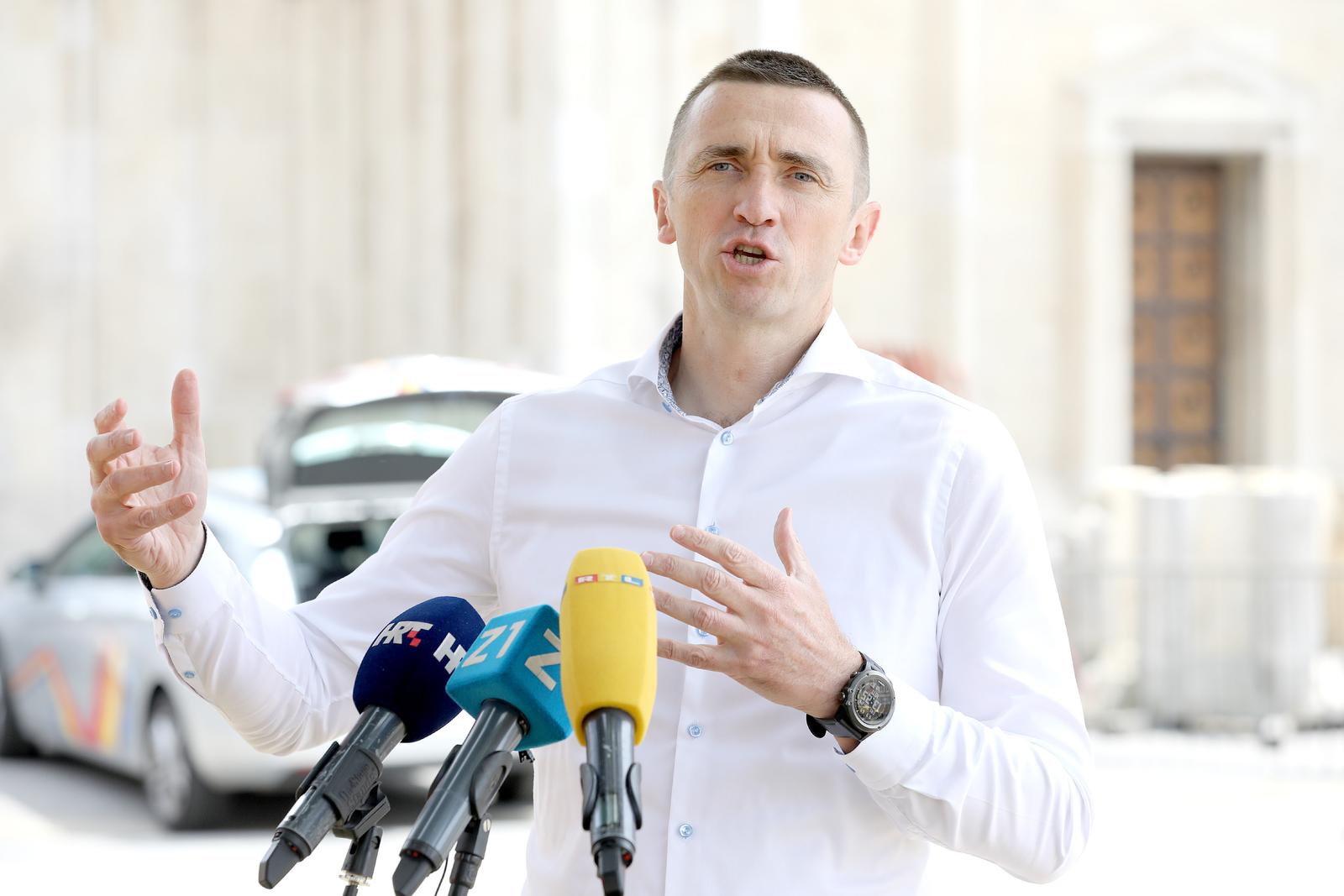 24.06.2022., Zagreb - Ivan Penava, predsjednik Domovinskog pokreta, odrzao je konferenciju za medije ispred Katedrale Uznesenja Blazene Djevice Marije i svetih Stjepana i Ladislava na Kaptolu. Tema konferencije za medije bila je prisilno nametanje globalistickih ideja u svrhu mijenjanja hrvatskog identiteta.
 Photo: Patrik Macek/PIXSELL