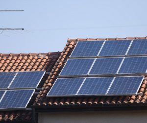 26.08.2022., Sibenik - Vlada RH je prdlozila da se PDV-om od nula posto oporezuje isporuka i ugradnja solarnih ploca-panela na privatne stambene objekte, prostora za stanovanje te javne i druge zgrade. Photo: Hrvoje Jelavic/PIXSELL