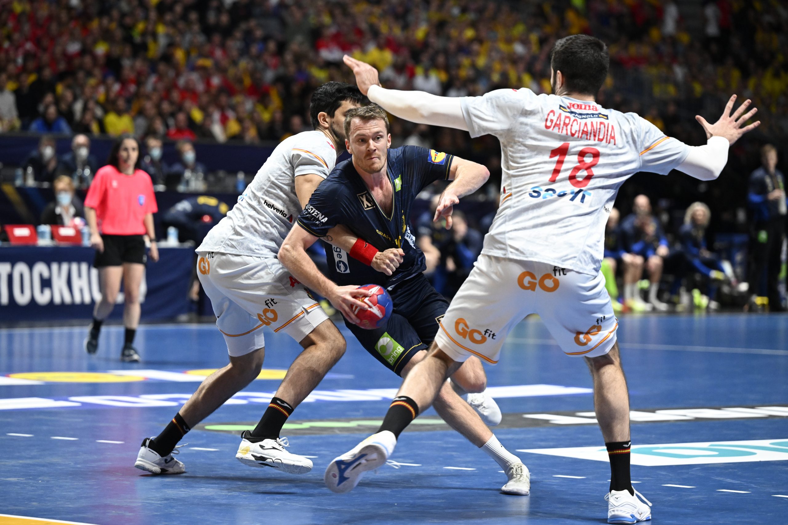 epa10438885 Sweden's Felix Claar tries to break through the Spanish defence during the IHF Men's World Championship handball bronze medal match between Spain and Sweden, in Stockholm, Sweden, 29 January 2023.  EPA/Jessica Gow  SWEDEN OUT