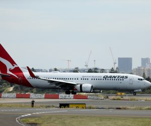 epa10412376 Qantas flight QF144 lands at Sydney International Airport in Sydney, New South Wales, Australia, 18 January 2023. A Qantas flight has landed at Sydney Airport after issuing a mayday call as it travelled from Auckland, New Zealand with emergency services rushing to the aircraft.  EPA/JEREMY NG AUSTRALIA AND NEW ZEALAND OUT