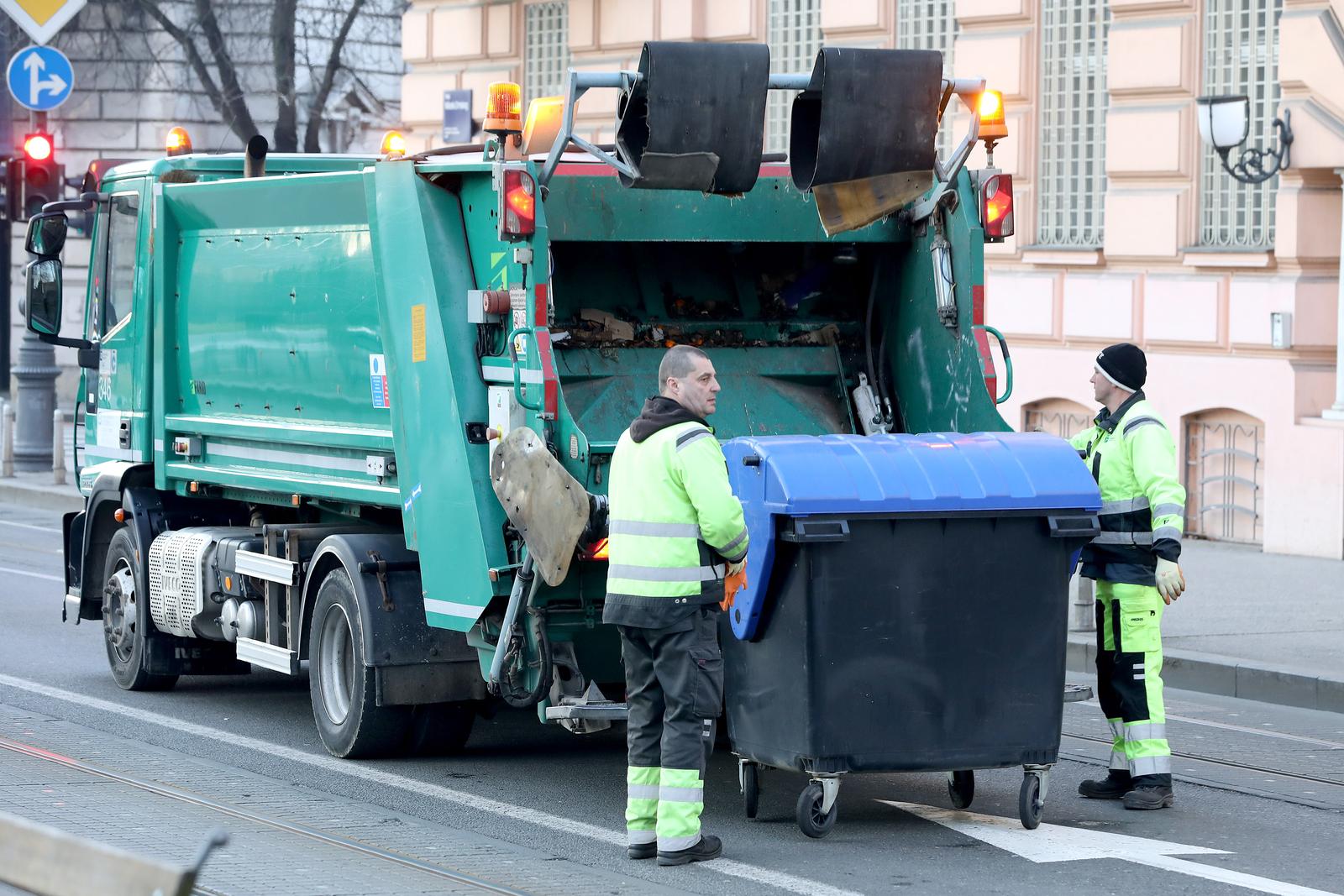 10.02.2022., Zagreb - Radnici Cistoce odvoze odvojeno prikupljeni papir iz plavih kontejnera.  Photo: Patrik Macek/PIXSELL