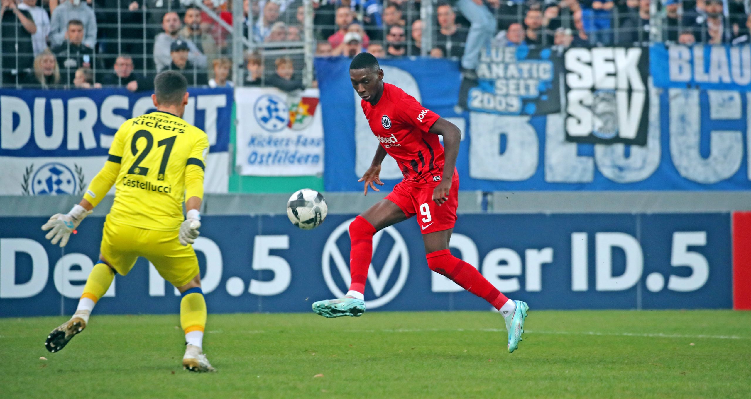 18.10.22 Stuttgarter Kickers - Eintracht Frankfurt Deutschland, Stuttgart, 18.10.2022, Fussball, DFB-Pokal, 2. Runde, Stuttgarter Kickers - Eintracht Frankfurt: v.l. Ramon Castellucci Stuttgarter Kickers, Randal Kolo Muani Eintracht Frankfurt Tor 0:1 Kolo Muani. *** 18 10 22 Stuttgarter Kickers Eintracht Frankfurt Germany, Stuttgart, 18 10 2022, football, DFB Pokal, 2 round, Stuttgarter Kickers Eintracht Frankfurt v l Ramon Castellucci Stuttgarter Kickers , Randal Kolo Muani Eintracht Frankfurt goal 0 1 Kolo Muani