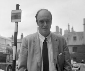 Oxford : Scriptwriter Roald Dahl  39  husband of Actress Patricia Neal at Radcliffe Infirmary after birth of 6lb 7 oz daughter . 5 August 1965 Mono Negative AUFNAHMEDATUM GESCHÄTZT UnitedArchives1260433