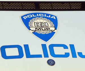 Zagreb, 09.01.2013 - Zagrebaèka policija provodi oèevid o uzrocima eksplozije koja se jutros oko 3,50 sati dogodila na eljeznièkoj pruzi 50-tak metara zapadno od eljeznièke postaje Podsused, u Aleji Bologne, u trenutku prolaska teretnog vlaka, a na terenu su i pirotehnièari te pripadnici Javne vatrogasne postrojbe (JVP) Zagreb. Na slici policijski automobil na Aleji Bologne u blizini eskplozije.
foto FaH/ Damir SENÈAR /ds