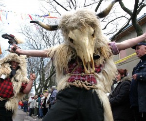 Ðakovo, 27.01.2013 - U Ðakovu su odrani 19. ðakovaèki buari, èija je sredinja priredba, velika povorka sreditem grada, okupila 4000 sudionika pod maskama iz gotovo cijele Hrvatske te maðarskog grada Mohaèa. Arhivska fotografija od 22.01.2006. govine prikazuje zvonèare buare tijekom karnevala u Rijeci.
foto FaH/ Miljenko KLEPAC /ds